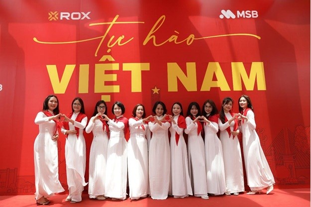ROX Tower rực rỡ cờ hoa, lan tỏa tinh thần tự h&#224;o Việt Nam - Ảnh 3