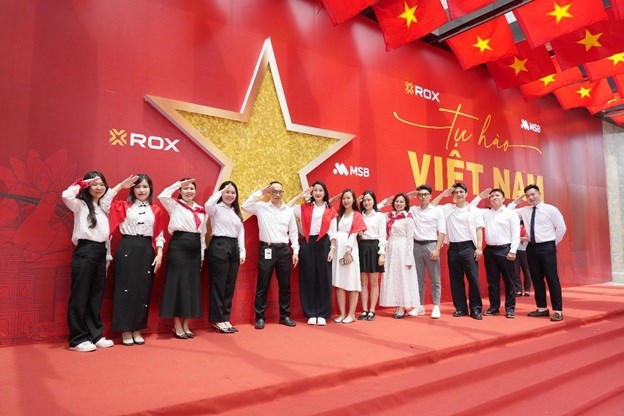 ROX Tower rực rỡ cờ hoa, lan tỏa tinh thần tự h&#224;o Việt Nam - Ảnh 2
