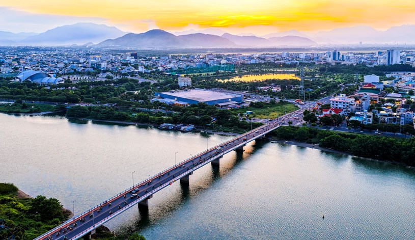 Mạng lưới hạ tầng giao th&ocirc;ng đồng bộ gi&uacute;p r&uacute;t ngắn khoảng c&aacute;ch từ khu Nam về v&ugrave;ng l&otilde;i trung t&acirc;m. Ảnh: &Aacute;nh Dương.