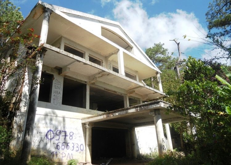 &quot;Biệt thự ma&quot; g&#226;y &#225;m ảnh nhất Đ&#224; Lạt: Ma mị đến đ&#225;ng sợ v&#224; sự xuất hiện của những ng&#244;i mộ v&#244; chủ khiến ai cũng nổi da g&#224; - Ảnh 4