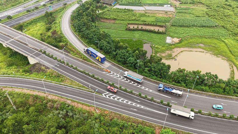 Từ cảng cạn SuperPort của T&amp;T Group, h&agrave;ng h&oacute;a được tỏa đi khắp mọi miền (Ảnh: Anh Chiến).