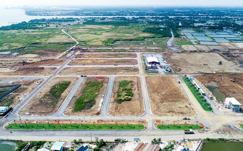 Người vay ng&#226;n h&#224;ng mua đất &#39;c&#242;ng lưng&#39; trả nợ - Ảnh 1
