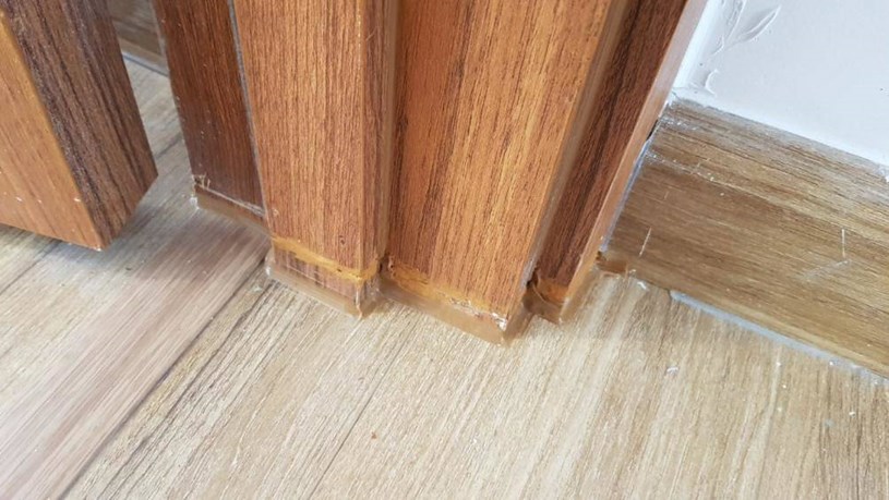 Cánh cửa nối gỗ, dán keo lem nhem (hình ảnh do khách mua căn hộ 1106, nhà E1 cung cấp)