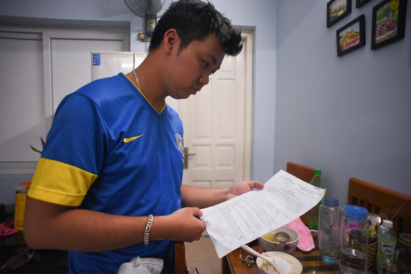 Trên tay anh Toản là tờ thông báo gửi tới người dân cảnh báo về nhiễm độc thuỷ ngân của phường Hạ Đình. Anh cho biết thông báo được gửi ngay sau hôm vụ cháy xảy ra.