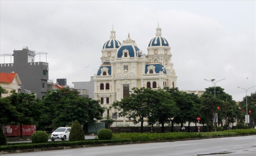 Nơi ở của đại gia Ng&ocirc; Văn Ph&aacute;t nổi bật giữa phố, theo người d&acirc;n địa phương, t&ograve;a l&acirc;u đ&agrave;i được x&acirc;y dựng từ 10 năm trước, mới ho&agrave;n thiện được khoảng 2 năm. Ảnh MD