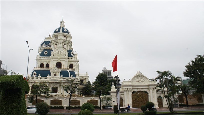 Li&ecirc;n quan đến việc "bu&ocirc;n b&aacute;n tr&aacute;i ph&eacute;p h&oacute;a đơn&rdquo;, mới đ&acirc;y đại gia xăng dầu Ng&ocirc; Văn Ph&aacute;t (57 tuổi, tr&uacute; tại quận Hồng B&agrave;ng, TP.Hải Ph&ograve;ng) bị TAND TP.Hải Ph&ograve;ng tuy&ecirc;n phạt 24 th&aacute;ng t&ugrave;.