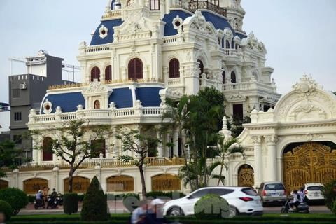 Một người m&ocirc;i giới BĐS ở Hải Ph&ograve;ng cho biết: Hiện nay gi&aacute; đất khu vực n&agrave;y ở Hải Ph&ograve;ng đang khoảng 80 triệu/m2, t&ograve;a l&acirc;u đ&agrave;i của đại gia Ph&aacute;t nằm tr&ecirc;n trục đường rất đẹp. Tuy nhi&ecirc;n đ&acirc;y l&agrave; l&acirc;u đ&agrave;i của đại gia c&oacute; tiếng kh&ocirc;ng chỉ ở Hải Ph&ograve;ng m&agrave; c&ograve;n khắp cả nước n&ecirc;n họ biết đại gia n&agrave;y đang d&iacute;nh &aacute;n dẫn tới việc giao dịch mua b&aacute;n sẽ kh&oacute; hơn. Thường những người mua những c&ocirc;ng tr&igrave;nh lớn như thế họ thường quan t&acirc;m ch&uacute; &yacute; tới vấn đề phong thủy. Kh&ocirc;ng phải cứ đẹp m&agrave; rẻ họ sẽ mua m&agrave; quan trọng c&oacute; hợp với vận mệnh của họ hay kh&ocirc;ng?