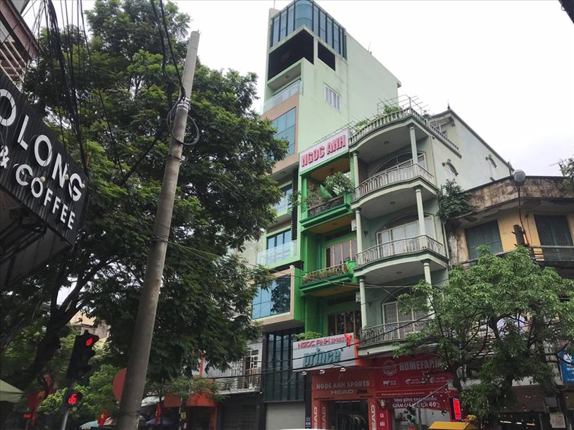 Ngo&agrave;i t&ograve;a l&acirc;u đ&agrave;i đồ sộ tr&ecirc;n, ng&ocirc;i nh&agrave; nơi đại gia Ng&ocirc; Văn Ph&aacute;t đăng k&yacute; thường tr&uacute; l&agrave; ng&ocirc;i nh&agrave; 6 tầng, nổi bật tr&ecirc;n phố Trần Quang Khải (Hải Ph&ograve;ng). Ảnh MD