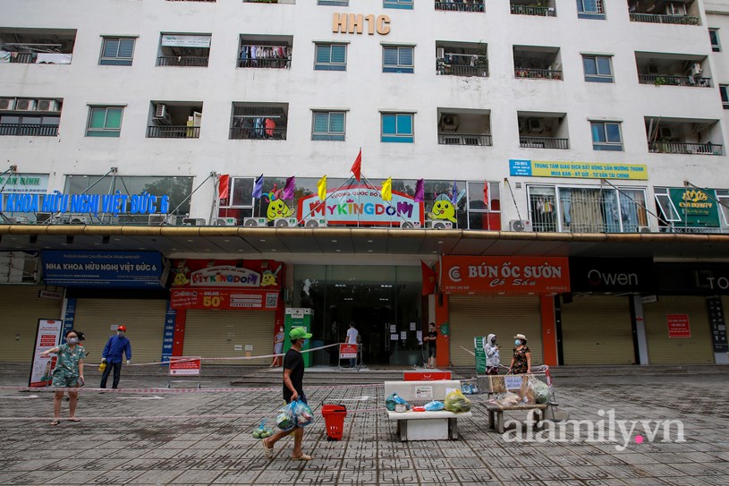 H&#224; Nội: D&#226;n chung cư bức x&#250;c v&#236; bị “cấm cửa” kh&#244;ng cho ra ngo&#224;i mua thực phẩm, đồ thiết yếu, mua thuốc chỉ được đi 30 ph&#250;t, k&#232;m đồ kh&#225;c bị thu thẻ cư d&#226;n - Ảnh 1