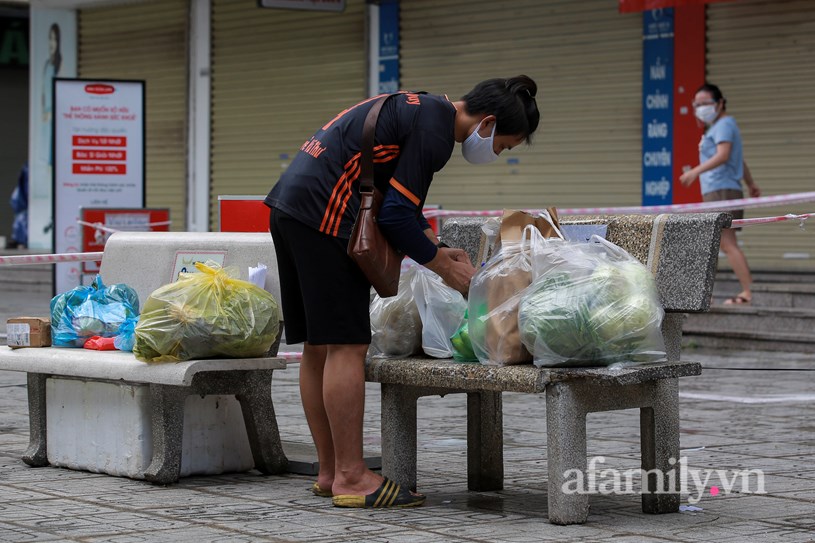 H&#224; Nội: D&#226;n chung cư bức x&#250;c v&#236; bị “cấm cửa” kh&#244;ng cho ra ngo&#224;i mua thực phẩm, đồ thiết yếu, mua thuốc chỉ được đi 30 ph&#250;t, k&#232;m đồ kh&#225;c bị thu thẻ cư d&#226;n - Ảnh 2