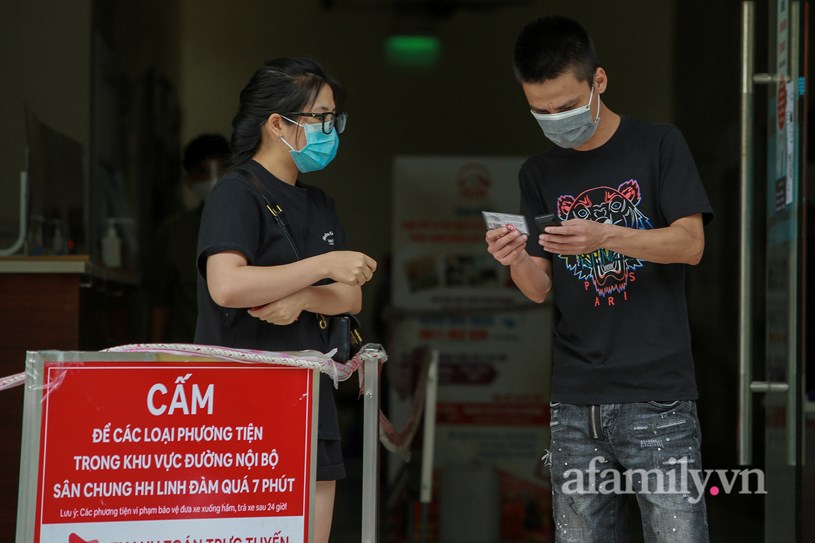 H&#224; Nội: D&#226;n chung cư bức x&#250;c v&#236; bị “cấm cửa” kh&#244;ng cho ra ngo&#224;i mua thực phẩm, đồ thiết yếu, mua thuốc chỉ được đi 30 ph&#250;t, k&#232;m đồ kh&#225;c bị thu thẻ cư d&#226;n - Ảnh 3