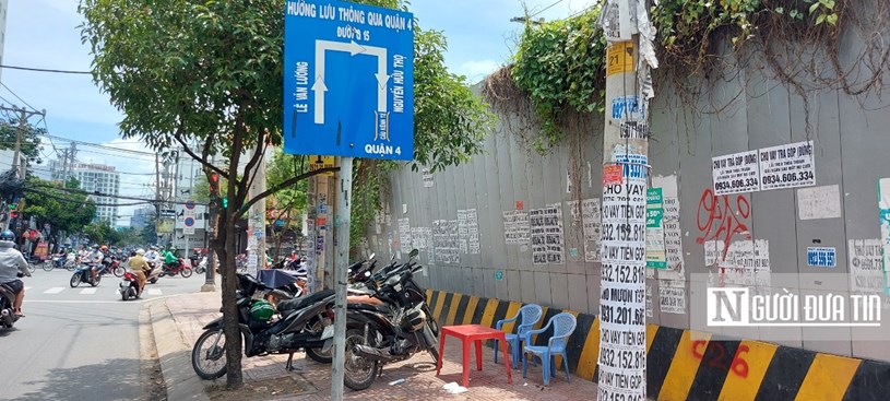 D&ugrave; r&agrave;o t&ocirc;n nhưng kh&ocirc;ng hề để t&ecirc;n dự &aacute;n, khiến nhiều người đi đường t&ograve; m&ograve;.