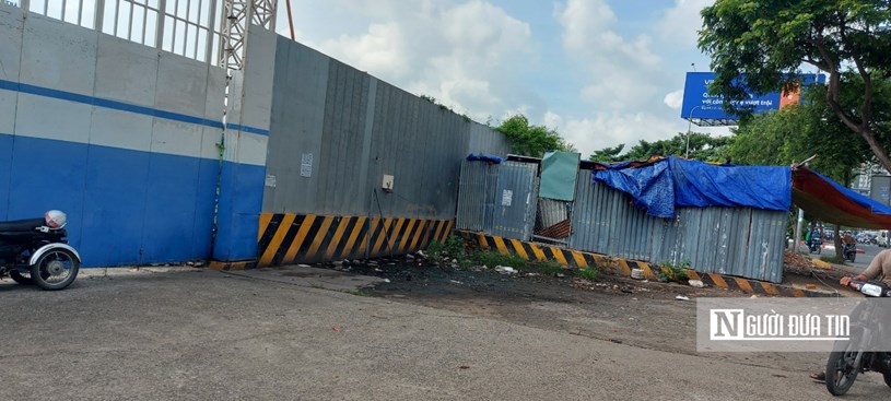 Ph&iacute;a trước dự &aacute;n, mặt đường Nguyễn Hữu Thọ c&oacute; một số nh&agrave; tạm mọc l&ecirc;n.
