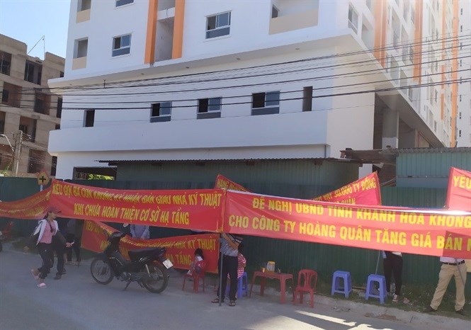 Cư dân mua nhà tại dự án nhà ở xã hội Hoàng Quân Nha Trang liên tục treo băng rôn đòi nhà.