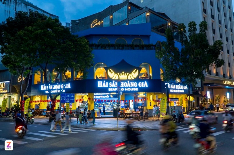 Ở khu vực phường Bến Th&agrave;nh, Hải Sản Ho&agrave;ng Gia trước đ&oacute; đ&atilde; thu&ecirc; lại 4 căn liền kề tại ng&atilde; tư L&yacute; Tự Trọng - Trương Định sau nhiều năm bỏ trống. Mặt bằng n&agrave;y từng bị bỏ trống l&acirc;u do diện t&iacute;ch thu&ecirc; qu&aacute; lớn với gi&aacute; thu&ecirc; được rao l&ecirc;n tới cả tỷ đồng mỗi th&aacute;ng, trong khi cơ sở vật chất đ&atilde; xuống cấp. Nguồn: Znews