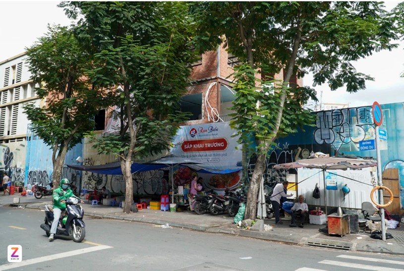 Sau gần một thập kỷ bỏ trống, khu đất 2-4-6 Hai B&agrave; Trưng (phường S&agrave;i G&ograve;n) đang được nh&agrave; h&agrave;ng hải sản Rạn Biển cải tạo để đưa v&agrave;o kinh doanh. Nguồn: Znews