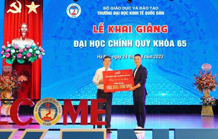 Đại diện TNG Holdings Vietnam trao 15 suất học bổng với tổng trị giá 150 triệu đồng cho đại diện Trường Kinh tế Quốc dân tại Lễ Khai giảng.  