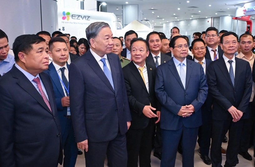 Tổng B&iacute; thư T&ocirc; L&acirc;m, Thủ tướng Phạm Minh Ch&iacute;nh c&ugrave;ng c&aacute;c l&atilde;nh đạo c&aacute;c Bộ, ng&agrave;nh thăm quan gian trưng b&agrave;y của T&amp;T Group tại sự kiện.