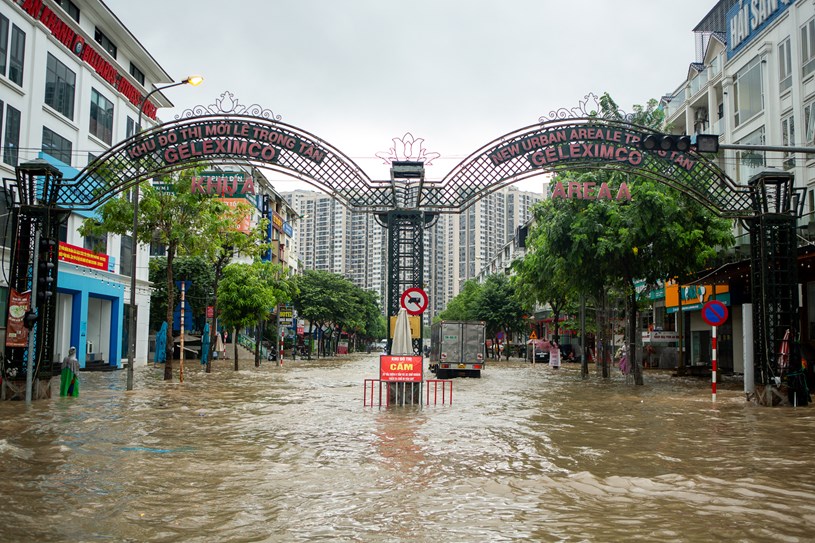 Khu đ&ocirc; thị&nbsp;Geleximco&nbsp;l&agrave; một trong những điểm ngập s&acirc;u. Nước tr&agrave;n k&iacute;n c&aacute;c tuyến đường nội khu.
