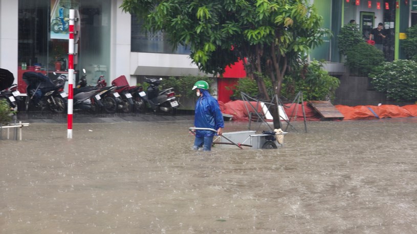 Những chiếc xe k&eacute;o trở th&agrave;nh vật dụng "đắt gi&aacute;" tại khu vực Nam An Kh&aacute;nh trong những ng&agrave;y mưa ngập