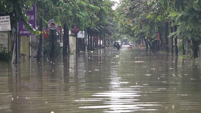 Sau đ&ecirc;m mưa k&eacute;o d&agrave;i bởi ho&agrave;n lưu b&atilde;o Bualoi, khu đ&ocirc; thị Nam An Kh&aacute;nh v&agrave; Geleximco ngập s&acirc;u