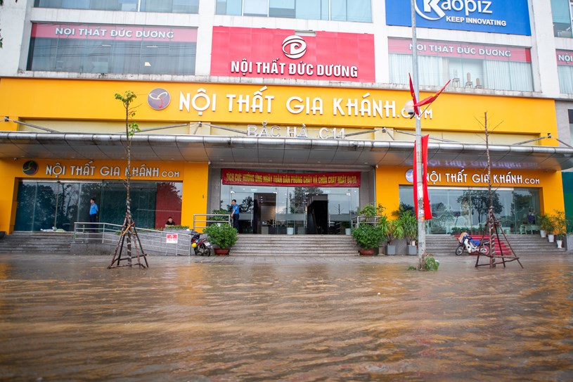 Tại trục đường Tố Hữu, T&ograve;a Bắc H&agrave; cũng ghi nhận cảnh ngập khi mưa lớn. Đường trước sảnh ch&iacute;nh v&agrave; c&aacute;c tuyến l&acirc;n cận xuất hiện vũng nước k&eacute;o d&agrave;i, xe m&aacute;y, &ocirc; t&ocirc; di chuyển kh&oacute; khăn.