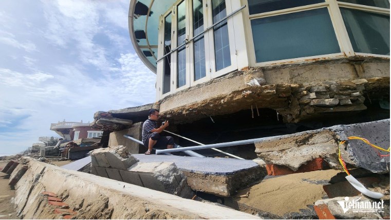 M&oacute;ng biệt thự bị x&ocirc; trồi l&ecirc;n khỏi mặt c&aacute;t. Ảnh: Vietnamnet