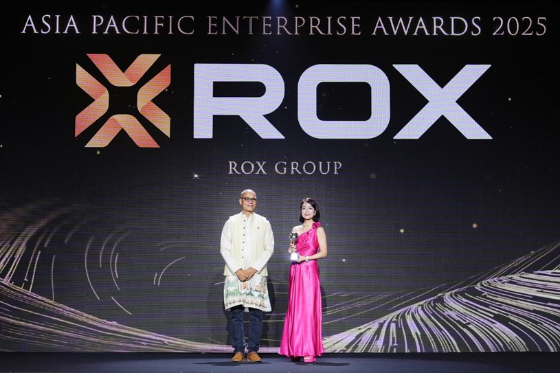 Đại diện ROX Group nhận vinh danh &ldquo;Thương hiệu truyền cảm hứng&rdquo; tại Lễ trao giải APEA 2025.