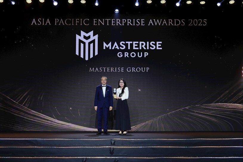 Đại diện Masterise Group nhận giải thưởng Corporate Excellence Award tại lễ trao giải Asia Pacific Enterprise Awards 2025