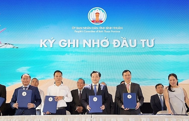 Ông Nguyễn Việt Thung - Phó Chủ tịch Tập đoàn TMS (ngoài cùng, bên trái) nhận biên bản ghi nhớ đầu tư dự án TMS tại Bình Thuận.