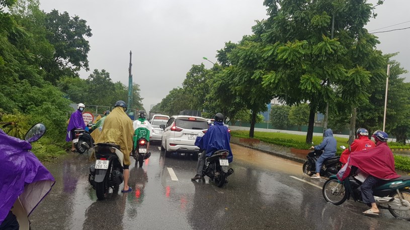C&aacute;c phương tiện giao th&ocirc;ng bị mắc kẹt tr&ecirc;n Đại lộ Thăng Long.&nbsp;Ảnh: Gi&aacute;o dục v&agrave; Thời đại.