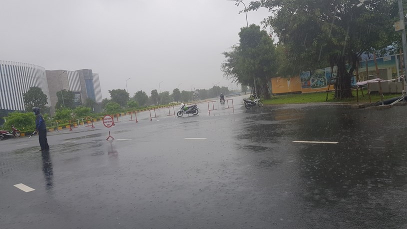 Tại khu vực Mega mall, Vinhome Smart City, lực lượng chức năng lập r&agrave;o chắn, y&ecirc;u cầu tất cả người tham gia giao th&ocirc;ng quay đầu.&nbsp;Ảnh: Gi&aacute;o dục v&agrave; Thời đại.