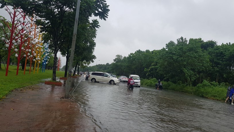Đến 10 giờ 30, t&igrave;nh trạng ngập &uacute;ng vẫn chưa giảm, người tham gia giao th&ocirc;ng kh&oacute; khăn trong việc di chuyển đi v&agrave; đến trung t&acirc;m Th&agrave;nh phố.&nbsp;Ảnh: Gi&aacute;o dục v&agrave; Thời đại.