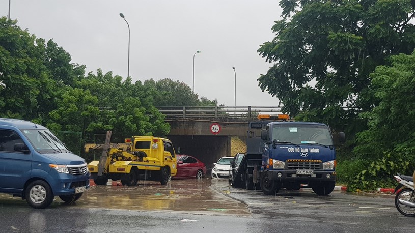 Nhiều &ocirc; t&ocirc; bị chết m&aacute;y tại hầm chui Đại lộ Thăng Long.&nbsp;Ảnh: Gi&aacute;o dục v&agrave; Thời đại.
