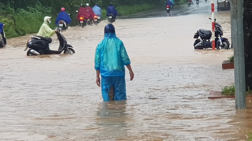 Nhiều đoạn tr&ecirc;n tuyến Đại lộ Thăng Long bị ngập s&acirc;u do mưa b&atilde;o. Ảnh: Gi&aacute;o dục v&agrave; Thời đại.