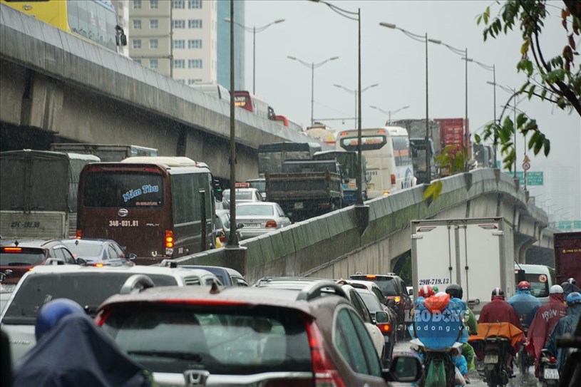 N&uacute;t giao n&uacute;t giao Đại lộ Thăng Long - Trần Duy Hưng - Khuất Duy Tiến v&agrave; V&agrave;nh đai 3 &ugrave;n tắc k&eacute;o d&agrave;i.&nbsp;Ảnh: Lao đ&ocirc;ng/Đợt ngập th&aacute;ng 4/2021.