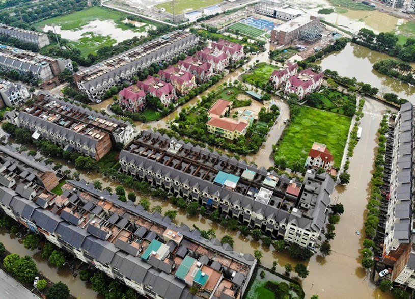 Cứ mưa lớn l&agrave; nhiều đoạn tại đại lộ Thăng Long (H&agrave; Nội) lại ngập s&acirc;u, đặc biệt l&agrave; hầm chui, h&agrave;ng trăm phương tiện nối đu&ocirc;i, d&ograve; dẫm đi qua. Khu d&acirc;n cư khu vực xung quanh cũng chịu chung t&igrave;nh trạng ngập nặng.Ảnh Dantri/đợt ngập năm 2019