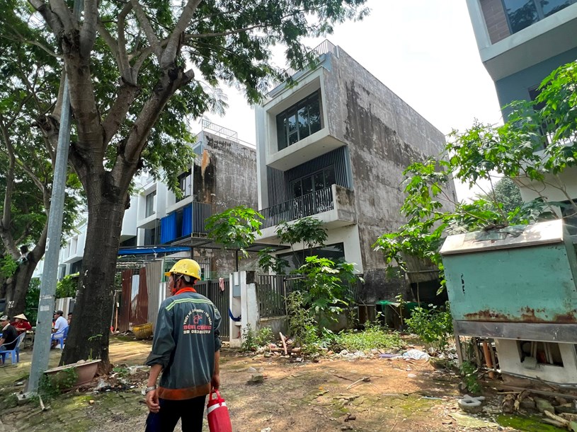 Những căn liền kề nằm phơi nắng, phơi mưa giữa khu đ&#244; thị ngh&#236;n tỉ: Trộm v&#224;o cắt cửa, cỏ mọc um t&#249;m - Ảnh 8