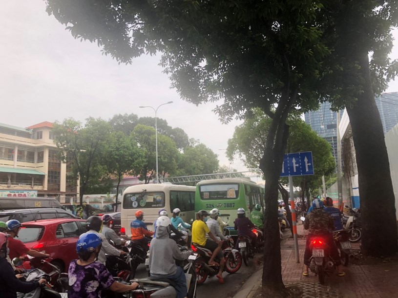 Mặt ch&iacute;nh của dự &aacute;n tiếp gi&aacute;p đường Nguyễn Hữu Cảnh, một "điểm đen" về &ugrave;n tắc giao th&ocirc;ng của th&agrave;nh phố.