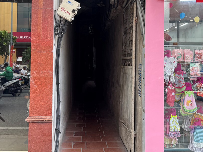 Có giá chỉ hơn 1 tỷ đồng, một con số hiếm thấy đối với nhà đất khu vực Đống Đa, nhưng người mua chỉ biết lắc đầu rời đi sau khi trực tiếp tới xem.  - Ảnh 1