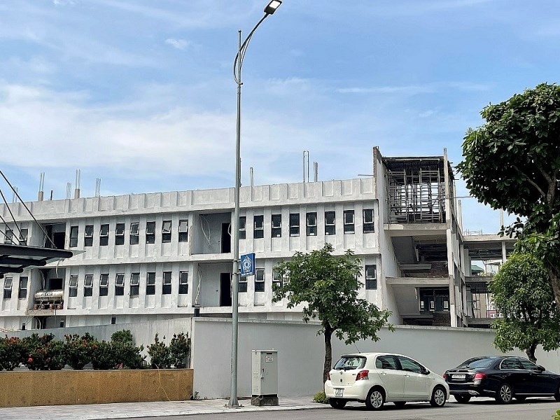 Theo Kết luận Thanh tra, &ocirc; đất c&ocirc;ng cộng (B-CC) cao 05 tầng, &ocirc; đất mầm non (B-MN) cao 03 tầng x&acirc;y dựng sai tăng th&ecirc;m từ 1-2 tầng, kh&ocirc;ng tu&acirc;n thủ Quy hoạch ph&acirc;n khu đ&ocirc; thị S4 ph&ecirc; duyệt năm 2013 (&ocirc; 10.4 c&oacute; chỉ ti&ecirc;u tầng cao đất c&ocirc;ng cộng đơn vị ở 1-3 tầng, trường mầm non 1-2 tầng) m&agrave; kh&ocirc;ng thuyết minh cơ sở, l&yacute; do, kh&ocirc;ng t&iacute;nh to&aacute;n sự đ&aacute;p ứng về hạ tầng kỹ thuật, hạ tầng x&atilde; hội, vi phạm Điều 24 Luật Quy hoạch đ&ocirc; thị 2009, Điều 20 Nghị định 37/2010/NĐ-CP.
