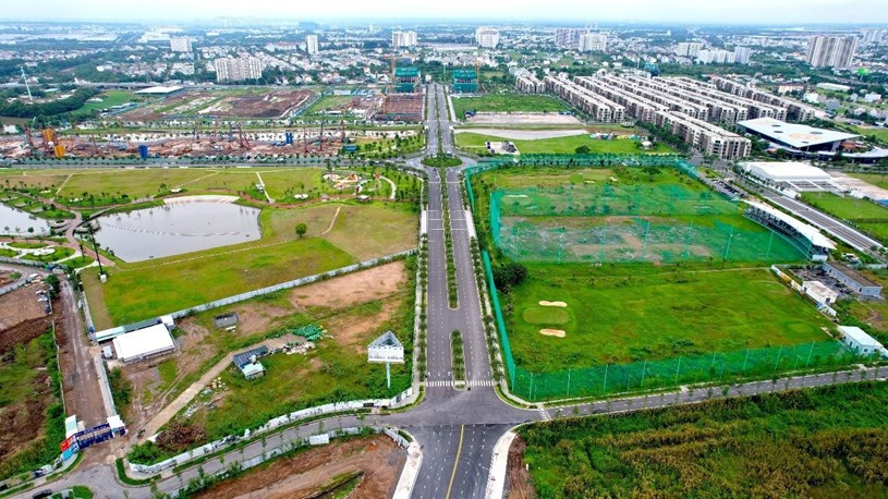 Với vận tốc thiết kế 60km/h và nền đường rộng 60m, khi toàn bộ tuyến đường Liên Phường vận hành, người dân sẽ di chuyển thuận lợi hơn khi vào trung tâm TP - Ảnh: Hiếu Giang