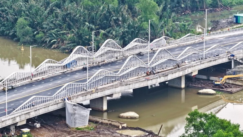 Cầu bắc qua rạch Mương Kinh kết nối giao thông với trục chính vào Khu liên hợp thể dục thể thao quốc gia Rạch Chiếc đã hoàn thành - Ảnh: Trần Út