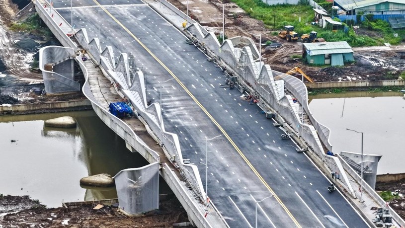 Cây cầu bắc qua rạch Mương Kinh có các lối bộ hành dẫn xuống đôi bên bờ kênh như tạo điểm nhấn cho tuyến đường huyết mạch này - Ảnh: Trần Út  