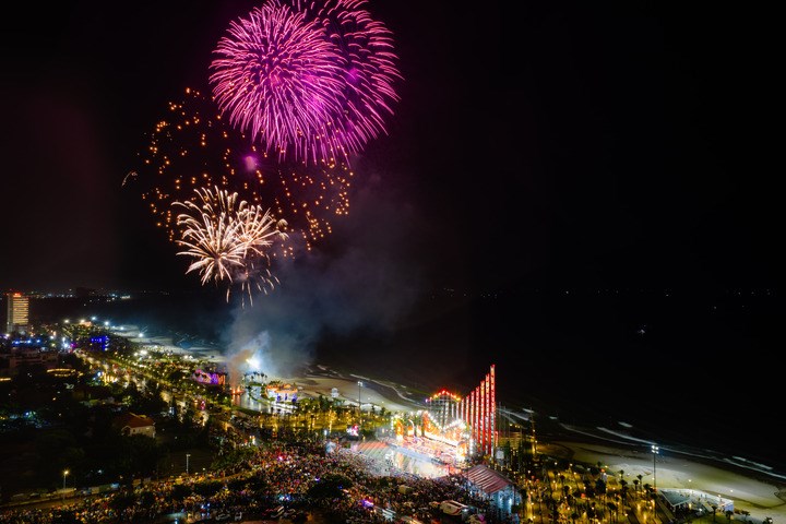 Vũng T&agrave;u nổi tiếng với b&atilde;i c&aacute;t d&agrave;i, kh&iacute; hậu &ocirc;n h&ograve;a v&agrave; những c&ocirc;ng tr&igrave;nh lịch sử