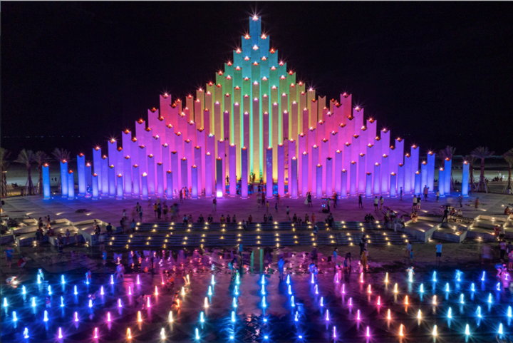 Th&aacute;p Tam Thắng được v&iacute; như &ldquo;ngọn hải đăng mới&rdquo; của Vũng T&agrave;u, thu h&uacute;t h&agrave;ng ngh&igrave;n lượt kh&aacute;ch mỗi tối.