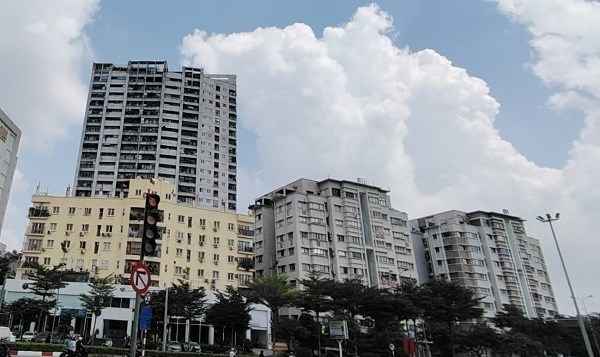 Nhiều người d&acirc;n quan t&acirc;m quy định mua nh&agrave; ở x&atilde; hội. Ảnh: Xuy&ecirc;n Đ&ocirc;ng