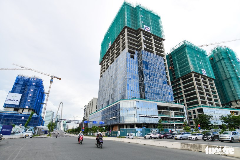 Nhiều doanh nghiệp bất động sản phải điều tiết lại tiến độ x&acirc;y dựng do sức mua giảm. Trong ảnh: một số dự &aacute;n bất động sản vẫn đang được x&acirc;y dựng ở TP.HCM - Ảnh: Q.ĐỊNH