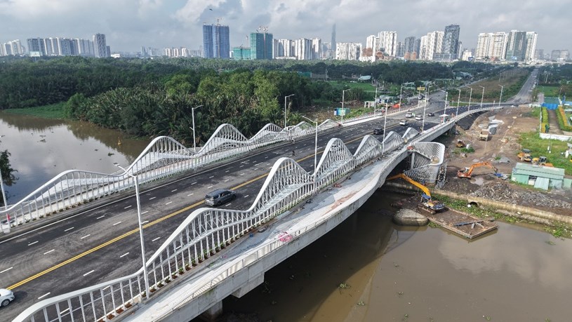 Sự kiện c&oacute; &yacute; nghĩa quan trọng trong việc ho&agrave;n thiện hạ tầng khu Đ&ocirc;ng, g&oacute;p phần giải quyết b&agrave;i to&aacute;n giao th&ocirc;ng cho người d&acirc;n.