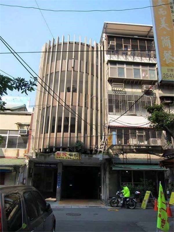 Bức ảnh được cư dân mạng đăng tải lên Facebook với nội dung: “Người sống ở tầng 4, không có cầu thang máy cũng không cần leo bộ, xe máy trực tiếp có thể lái tới trước cửa nhà! Kiến trúc xây dựng ở Đài Bắc thật tuyệt vời”.